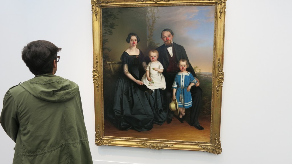 "Family portrait with Red Noses" de Hans-Peter Feldmann - 303 Gallery 
